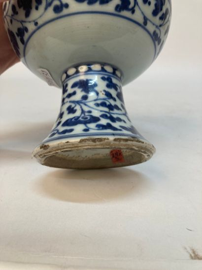 CHINA - 18th century
Porcelain footed bowl...