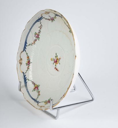 BOISSETTES, 18th century 
Scalloped earthenware...