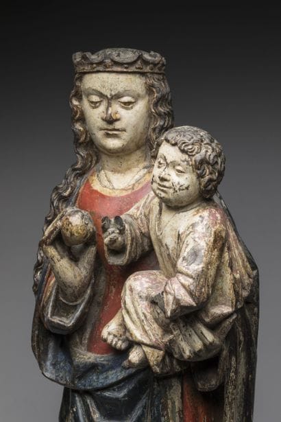 Vierge à l’Enfant en noyer sculpté et polychromé....