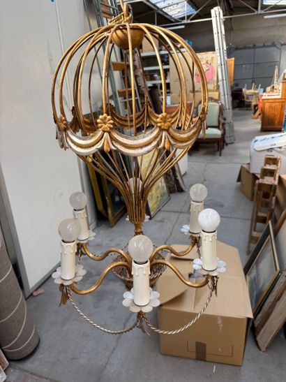 Lustre montgolfière en métal à six lumières...