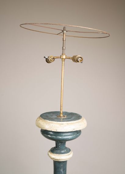 Paire de torchères en bois laqué vert et...