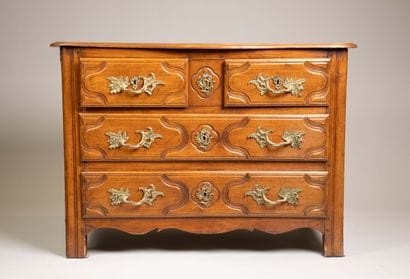 Commode à façade mouvementée en noyer mouluré,...