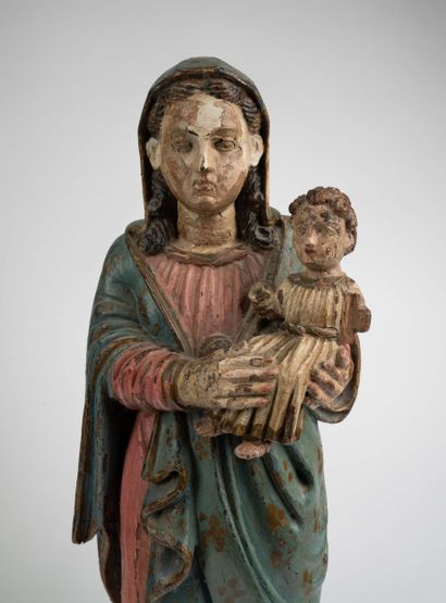 Vierge à l’Enfant en noyer sculpté et polychromé....