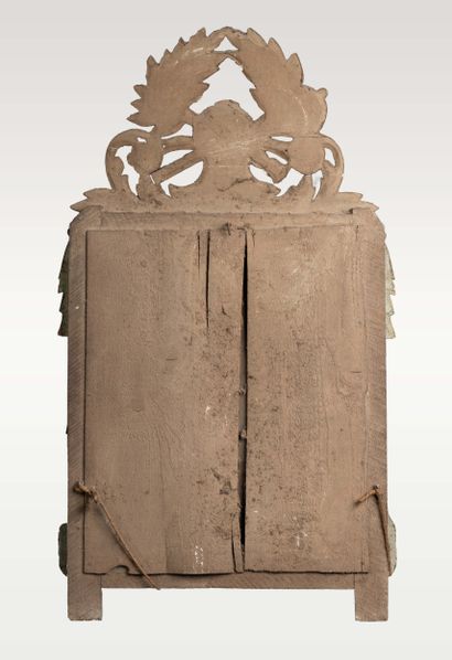 Miroir d’applique à fronton en bois mouluré,...