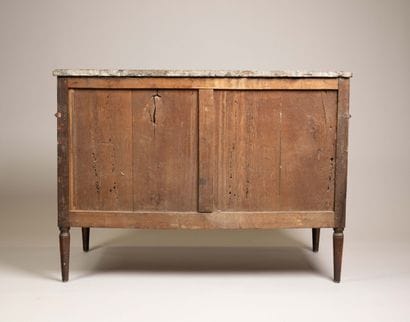 Commode en acajou et placage d’acajou mouluré...
