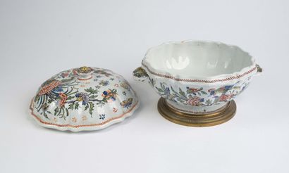 Lidded soup tureen with handles, made of...