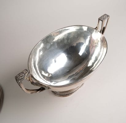 Oblong, lidded soup tureen in plain silver,...