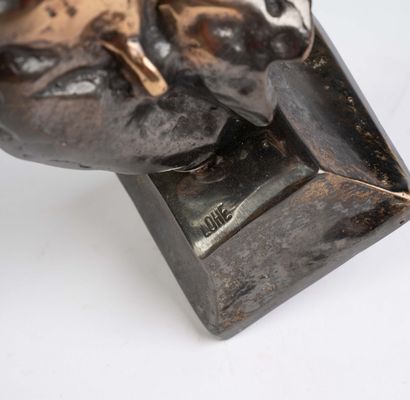 Yves LOHE (né en 1947) 
Buste d'homme 
Bronze...