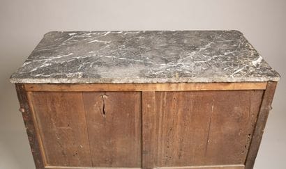 Commode en acajou et placage d’acajou mouluré...