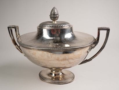 Oblong, lidded soup tureen in plain silver,...