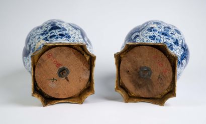 Paire de vases polylobés en céramique dans...