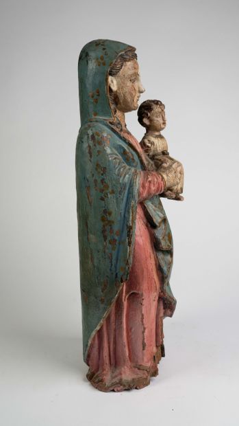 Vierge à l’Enfant en noyer sculpté et polychromé....