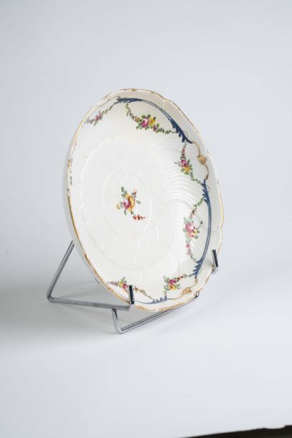 BOISSETTES, 18th century 
Scalloped earthenware...