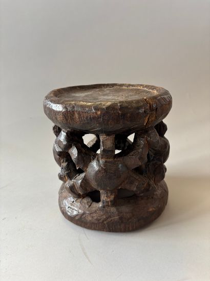 Tabouret rond;
Bois sculpté d'araignées symboliques....