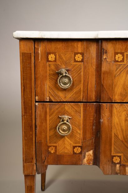 Commode à ressaut central en placage de bois...