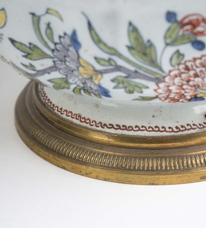 Lidded soup tureen with handles, made of...