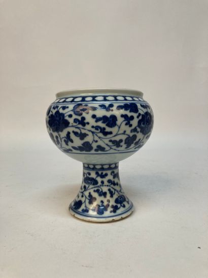 CHINA - 18th century
Porcelain footed bowl...