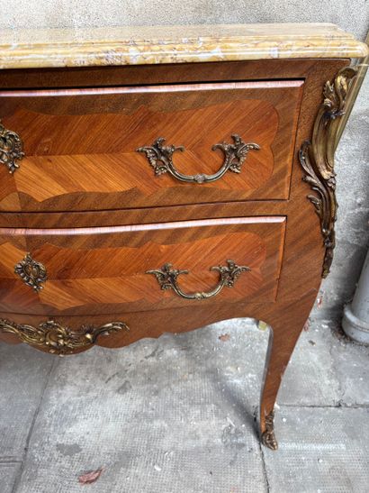 Commode néo Louis XV en bois et marbre
90...