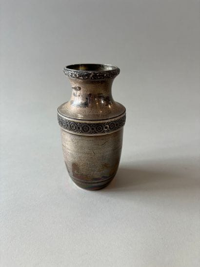 Small plain silver vase with interlaced friezes.
Minerve...