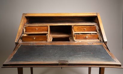 Secrétaire de pente en noyer marqueté d’un...