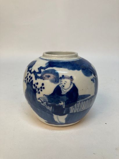 CHINA - Kangxi Period (1662–1722)
Small globular...