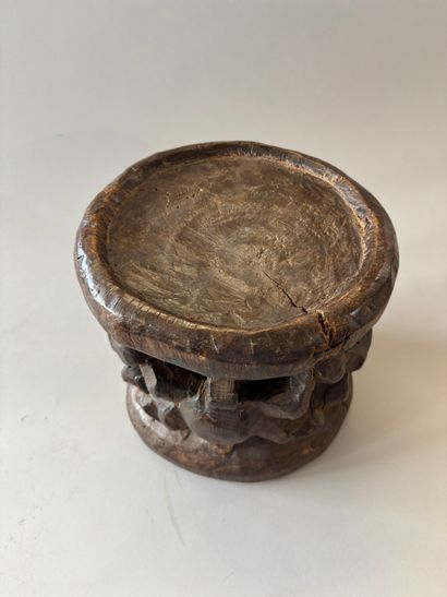 Tabouret rond;
Bois sculpté d'araignées symboliques....