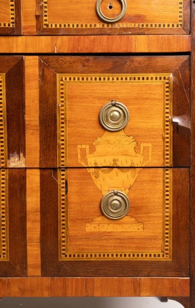 Quadrangular chest of drawers in rosewood...
