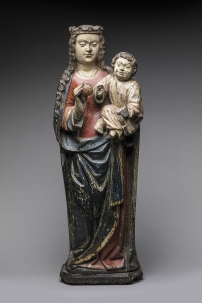 Vierge à l’Enfant en noyer sculpté et polychromé....