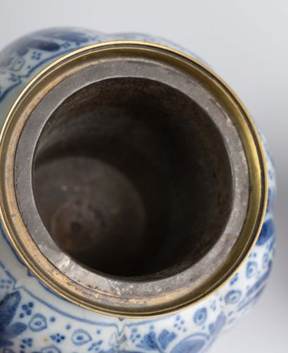 Paire de vases polylobés en céramique dans...