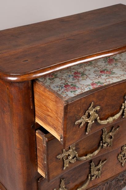 Commode d’entre-deux à façade mouvementée...