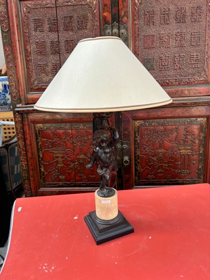 Lampe Amour imitation bronze reposant sur...