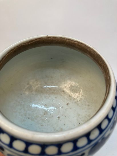 CHINA - 18th century
Porcelain footed bowl...