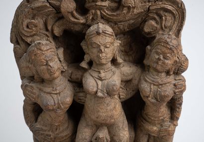 INDE, XXe 
Elément de chapiteau en bois sculpté...