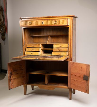 Exotic wood liquor cabinet with 4 bottles,...