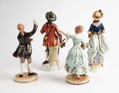 Lot de 4 statuettes en porcelaine : divers...