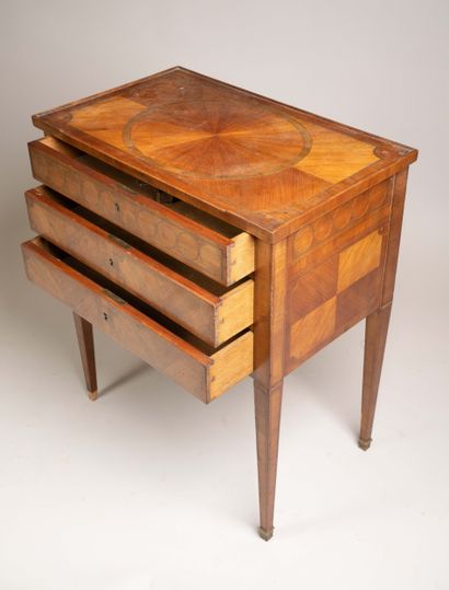Table chiffonnière de forme quadrangulaire...