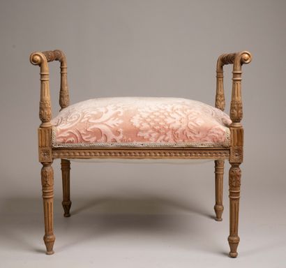 Banquette de piano de forme quadrangulaire...