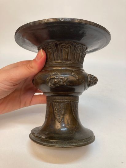 CHINA - 17th century
Small bronze vase in...