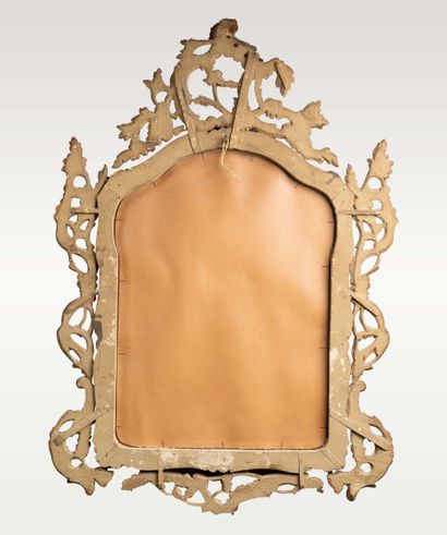 Miroir d’applique à fronton de forme chantournée...