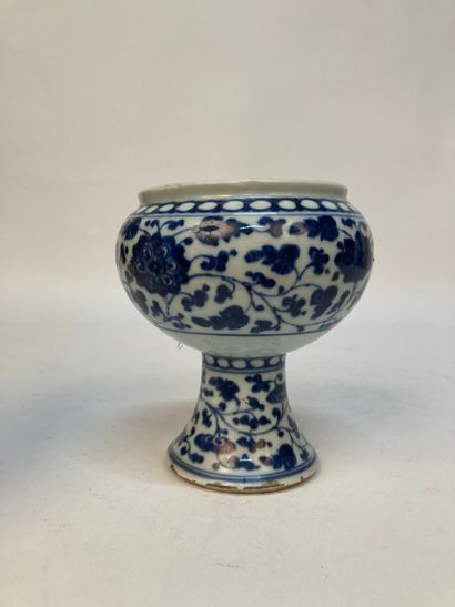 CHINA - 18th century
Porcelain footed bowl...