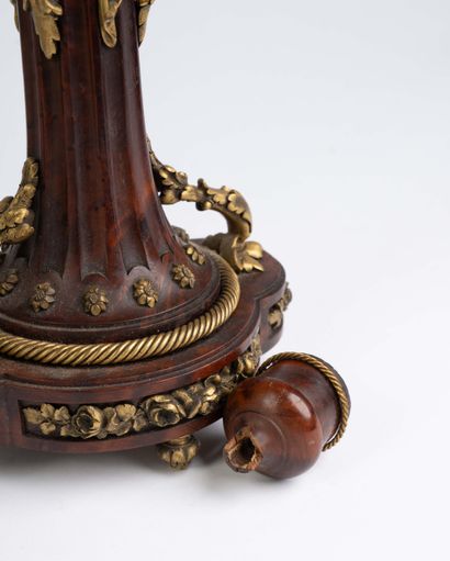 Paire de candélabres à trois bras de lumière...