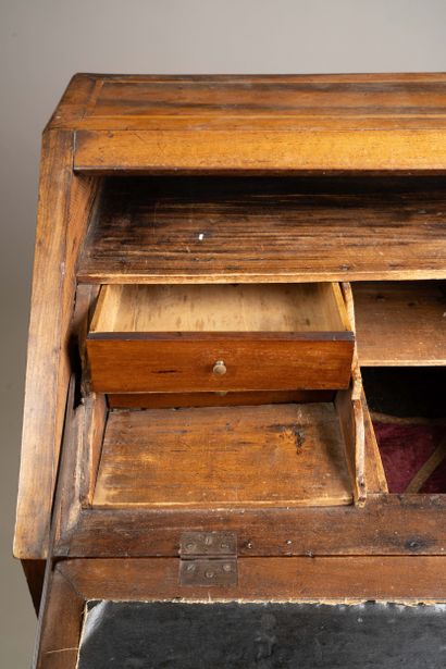 Secrétaire de pente en noyer marqueté d’un...