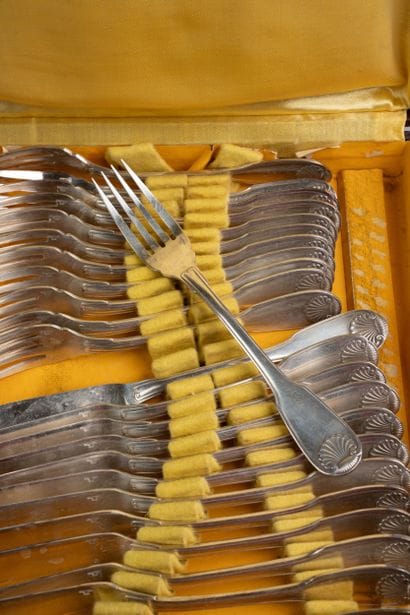 Set of 12 silver plated fish cutlery pieces...