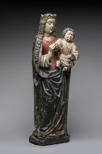 Vierge à l’Enfant en noyer sculpté et polychromé....
