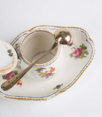 Small porcelain mustard pot. Late 18th century...