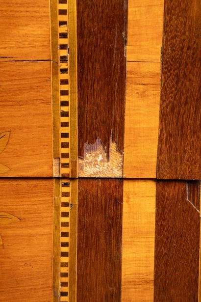 Quadrangular chest of drawers in rosewood...