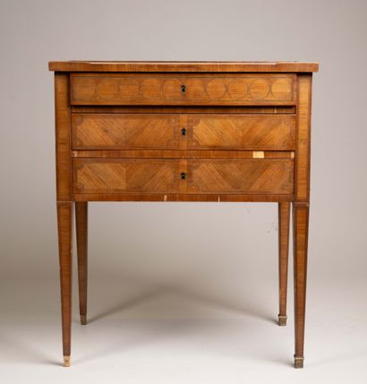 Table chiffonnière de forme quadrangulaire...