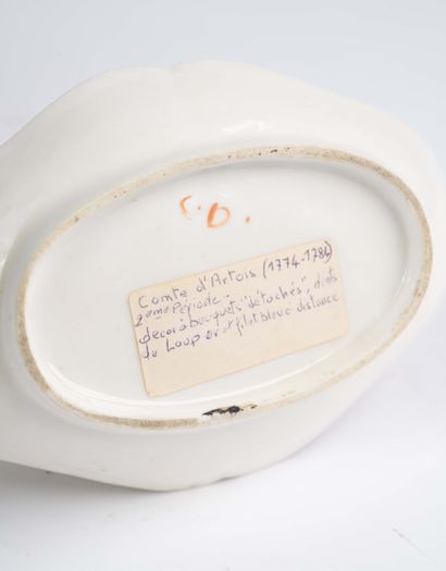 Small porcelain mustard pot. Late 18th century...
