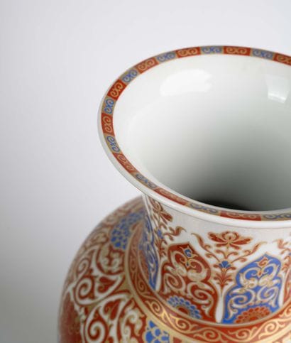 Set consisting of a porcelain vase with Asian-style...