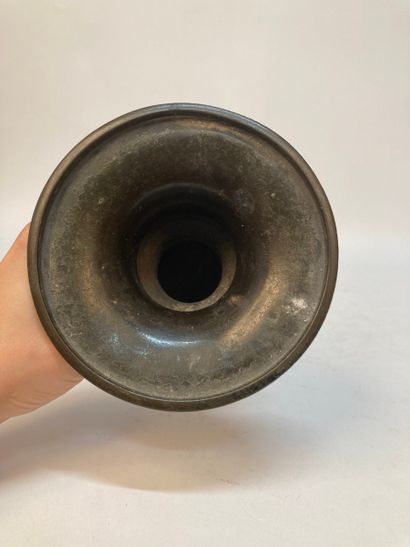 CHINA - 17th century
Small bronze vase in...